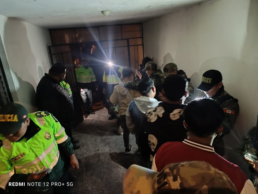 Policías intervenien a ciudadanos en el Estado de Emergencia junto al Ministerio Público