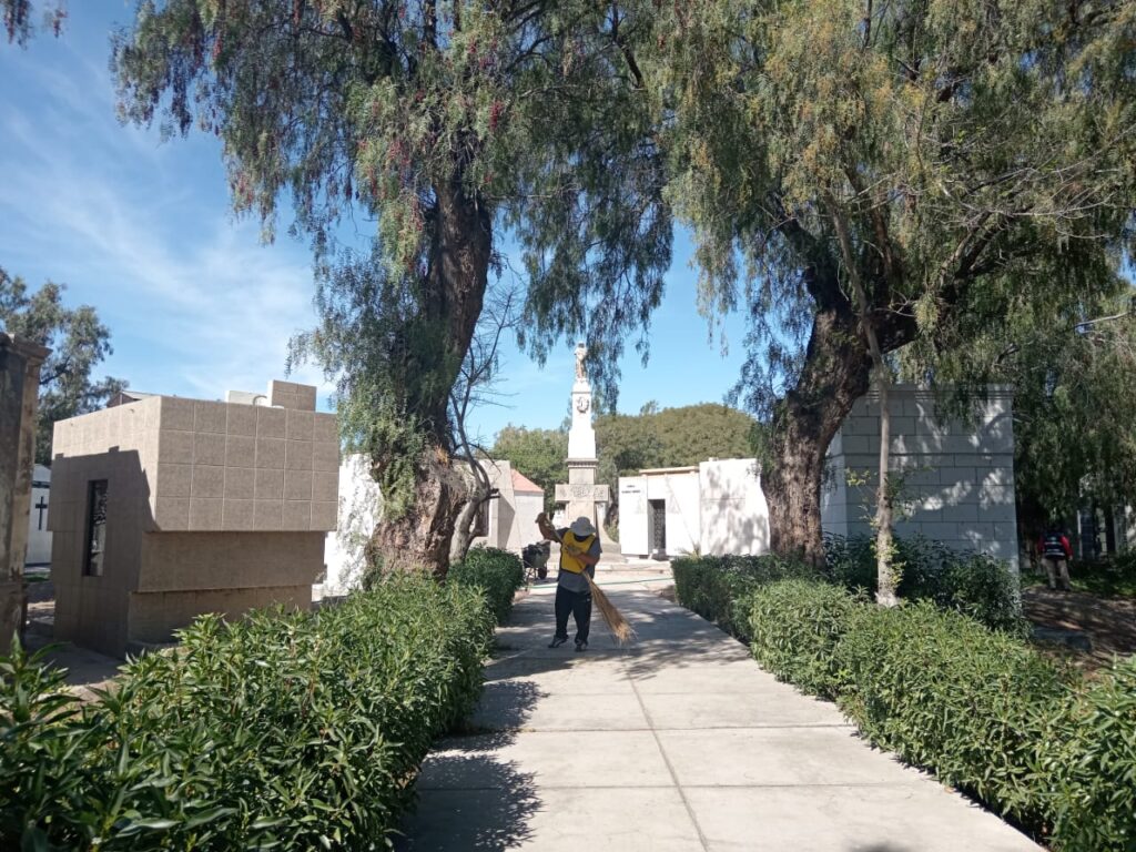 Sentenciados al servicio comunitario hacen limpieza al cementerio general de La Apacheta para el Dia de la Madre.