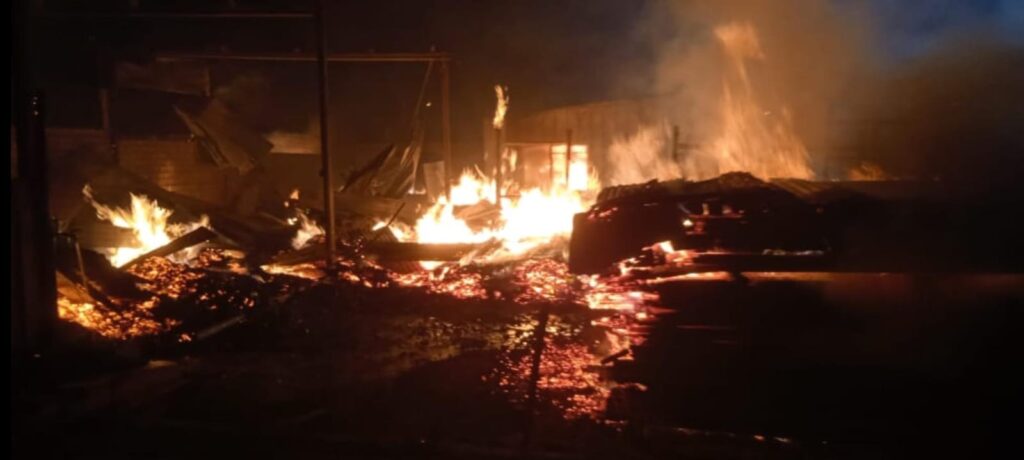 Las llamas del fuego consumieron toda la madera que se encontraba dentro del almacen del Gobierno Regional de Arequipa.