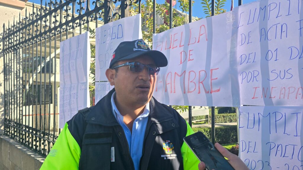 El secretario del sispa de Arequipa, inició una huelga de hambre frente a la municipalidad para exigir mejores condiciones laborales.