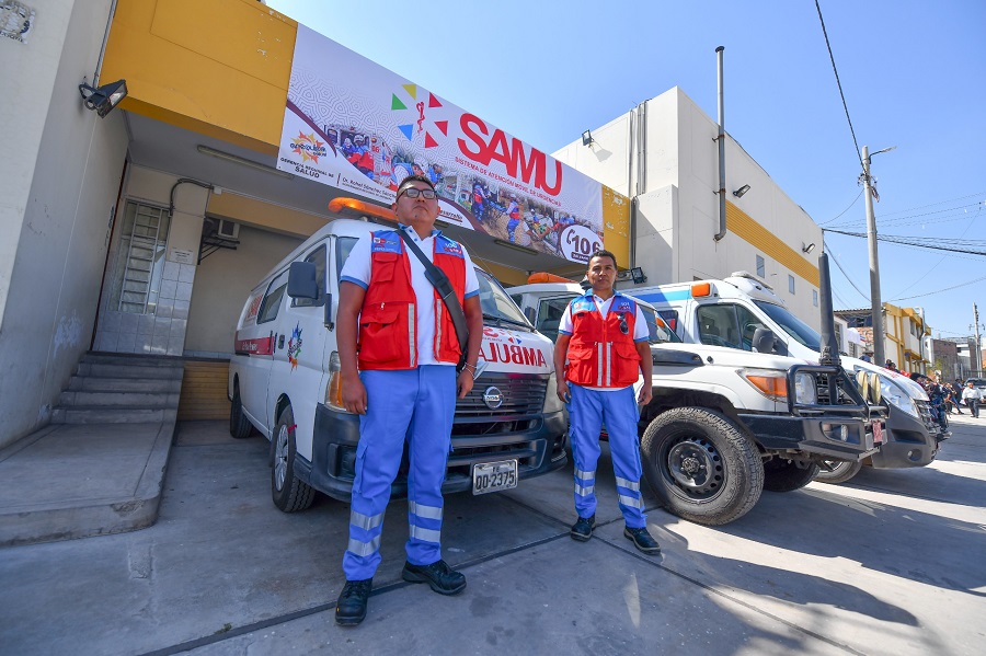 Imagen de una ambulancia del SAMU atendiendo a una persona en la calle