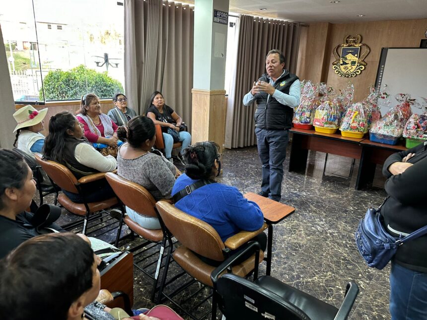Alfredo Benavente, alcalde de Alto Selva Alegre, en reunión con los Comedores Populares