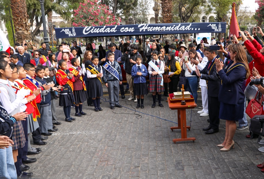 La Plaza de Armas de Arequipa se llenó de entusiasmo con la juramentación de los nuevos líderes de los Municipios Escolares 2024, presidida por el alcalde Víctor Hugo Rivera Chávez.